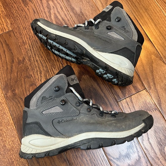 Columbia Shoes - Columbia Women's Newton Ridge Plus Waterproof Amped hiking boots size 9.5